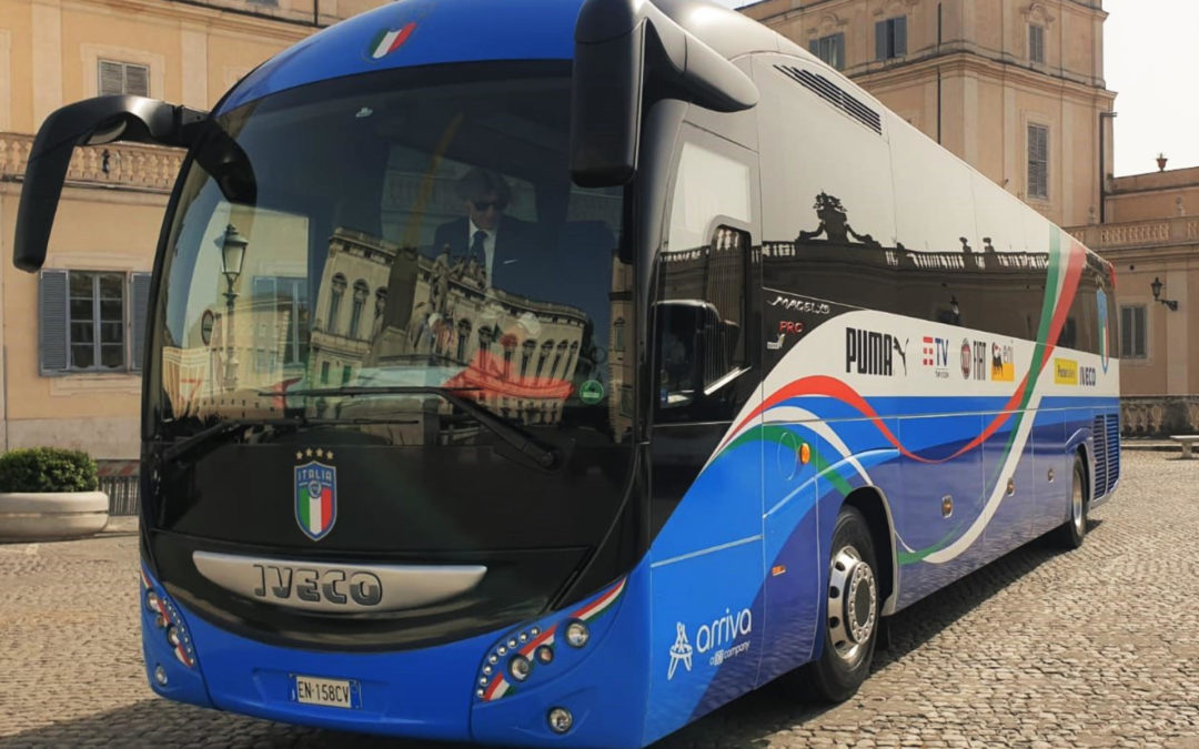 L’Italia Campione d’Europa torna a bordo di un Magelys, l’autobus ufficiale della Nazionale italiana di calcio fornito da IVECO BUS alla FIGC