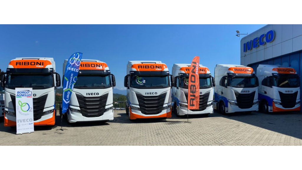IVECO consegna dieci IVECO S-WAY a Riboni RBN Srl per il trasporto farmaci sulle tratte internazionali - Borgo Agnello consegna s way riboni rbn 1