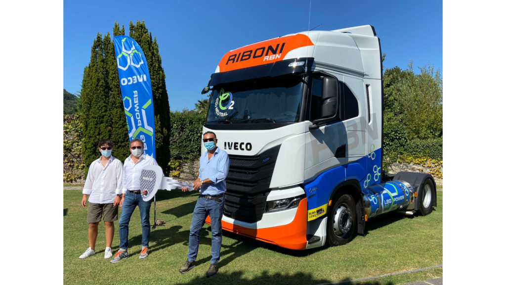 IVECO consegna dieci IVECO S-WAY a Riboni RBN Srl per il trasporto farmaci sulle tratte internazionali - Borgo Agnello consegna s way riboni rbn 2
