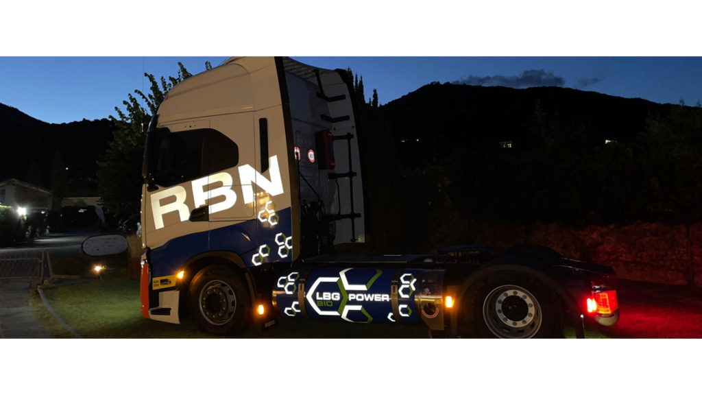 IVECO consegna dieci IVECO S-WAY a Riboni RBN Srl per il trasporto farmaci sulle tratte internazionali - Borgo Agnello consegna s way riboni rbn 3