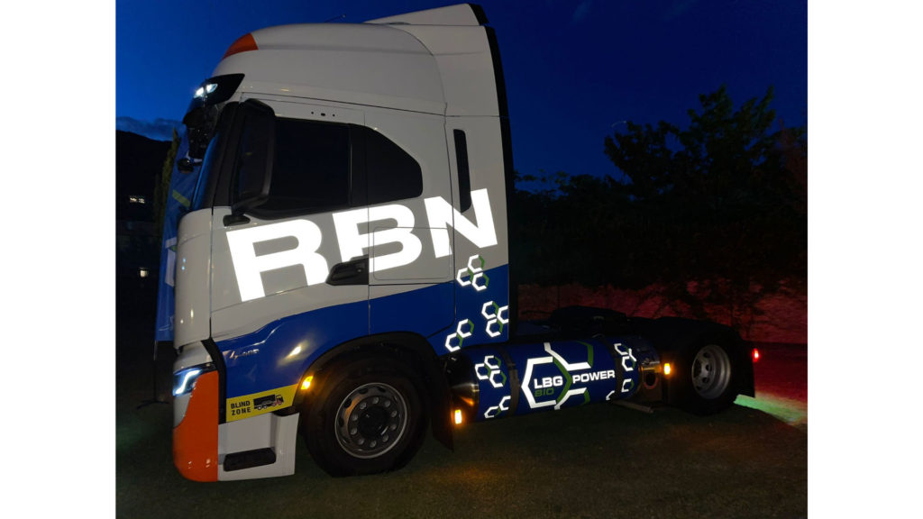 IVECO consegna dieci IVECO S-WAY a Riboni RBN Srl per il trasporto farmaci sulle tratte internazionali - Borgo Agnello consegna s way riboni rbn 4