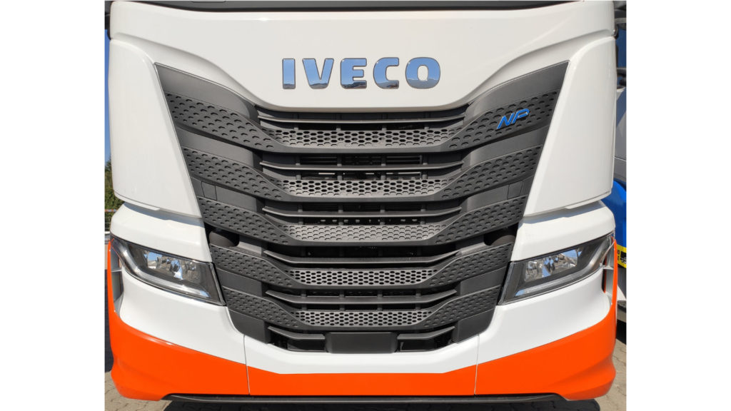IVECO consegna dieci IVECO S-WAY a Riboni RBN Srl per il trasporto farmaci sulle tratte internazionali - Borgo Agnello consegna s way riboni rbn 8