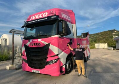 IVECO S-WAY Giro D'Italia in rifornimento autista