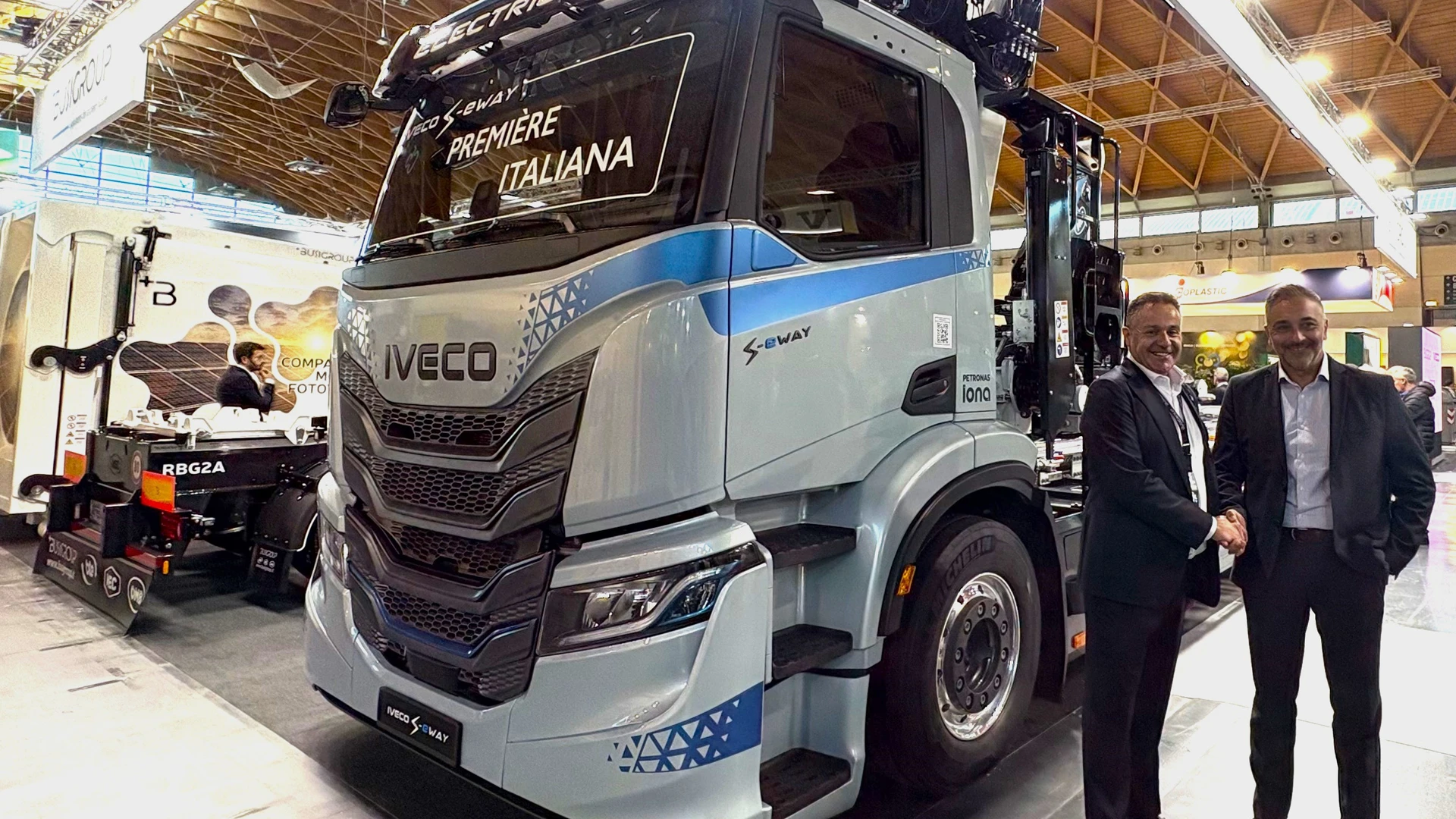 IVECO S-eWay Busi Group con allestimento scarrabile Ecomondo 2025