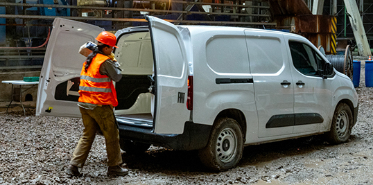 FIAT Doblo vano di carico aperto con operaio