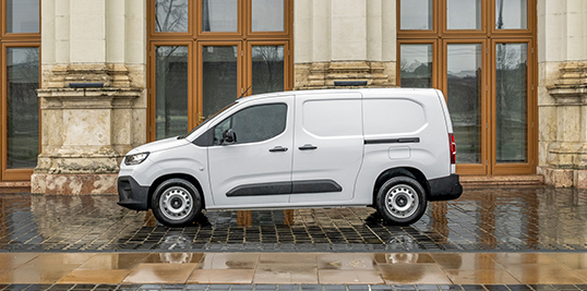 FIAT Doblo vista laterale in centro storico