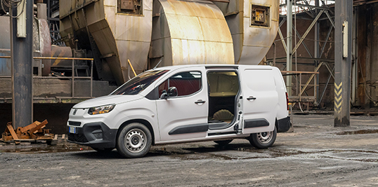 FIAT Doblo porta laterale aperta in un capannone