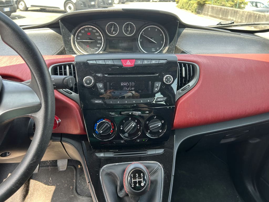 Lancia Ypsilon